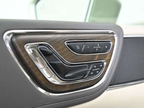 Used 2017 Lincoln Continental Reserve w/ Technology Package FWD image 24