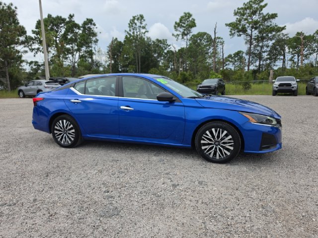 Used 2025 Nissan Altima 2.5 SV FWD image 2
