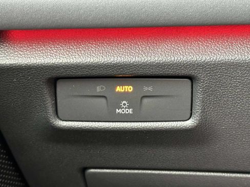 Certified 2025 Volkswagen Tiguan SE AWD/4WD image 24
