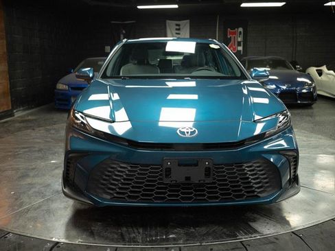 Used 2025 Toyota Camry SE image 3