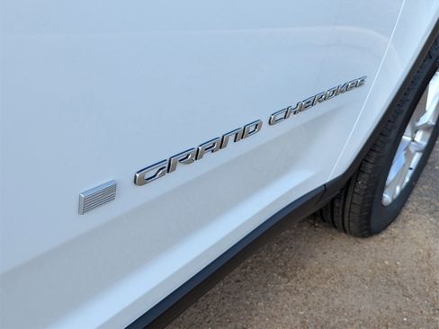 Used 2025 Jeep Grand Cherokee L Laredo image 22