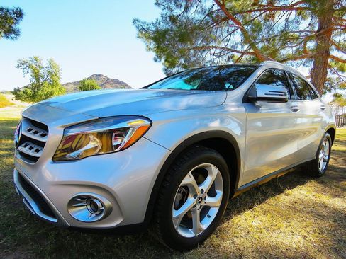 Used 2018 Mercedes-Benz GLA 250 4MATIC w/ Premium Package image 2