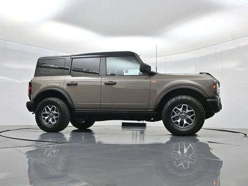 Used 2025 Ford Bronco Badlands image 46