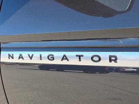Used 2025 Lincoln Navigator Reserve image 9