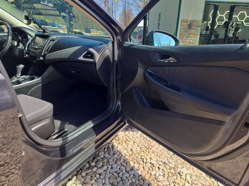 Used 2017 Chevrolet Cruze LT w/ Convenience Package image 17