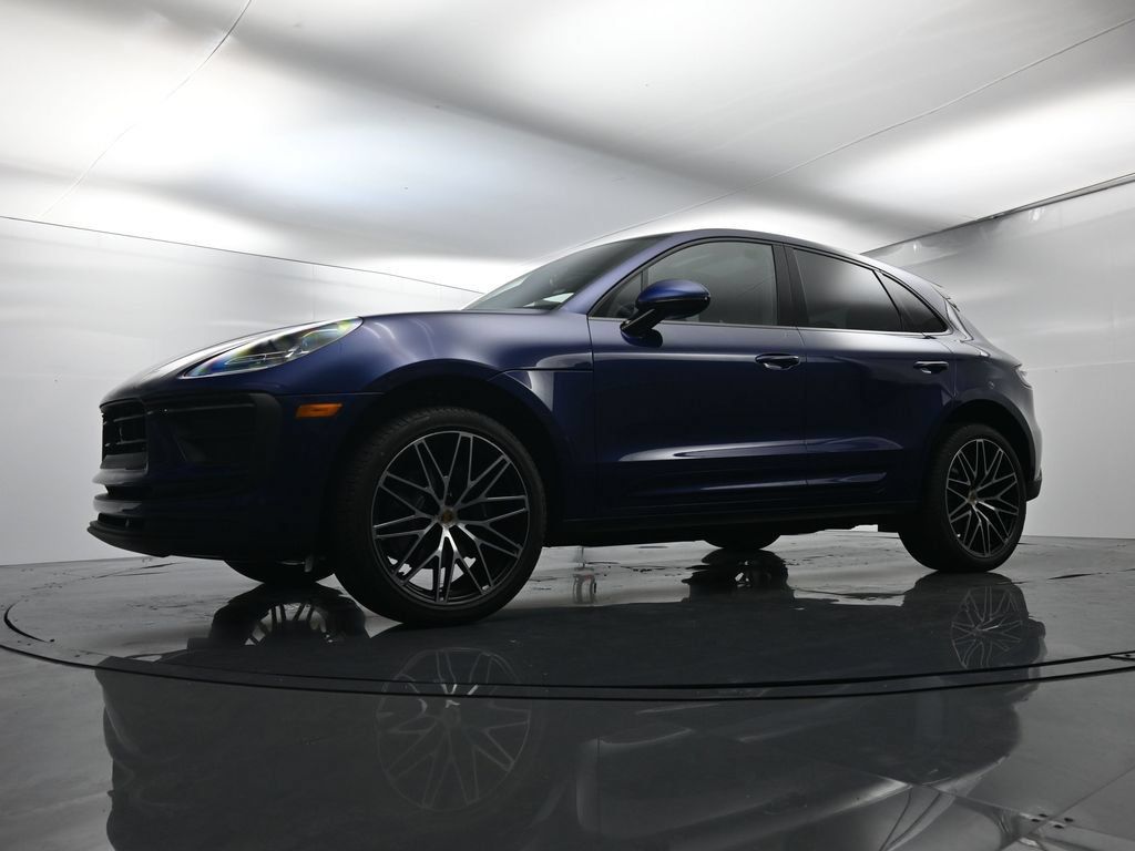 Certified 2025 Porsche Macan AWD/4WD image 46