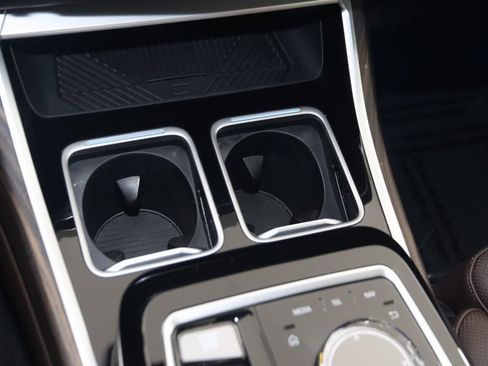 Used 2023 BMW 740i w/ Parking Assistance Package image 39