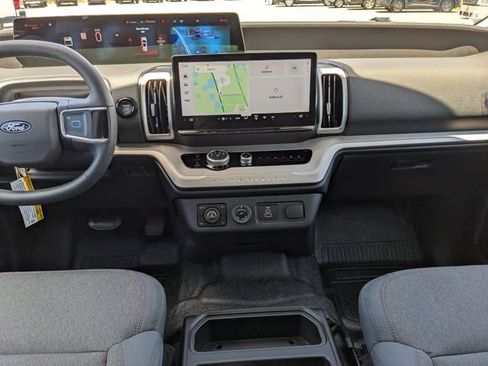 Used 2025 Ford Expedition XL AWD/4WD image 16