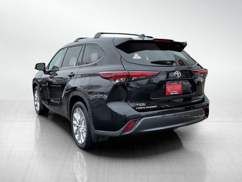Used 2024 Toyota Highlander Limited image 3