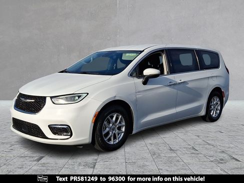 Used 2023 Chrysler Pacifica Touring-L FWD image 1