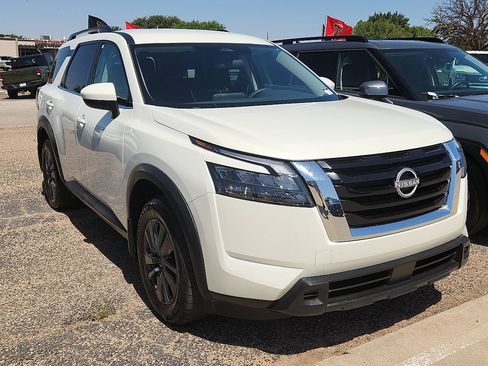 Used 2024 Nissan Pathfinder SV FWD image 4