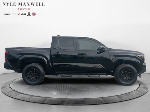 Used 2025 Toyota Tacoma SR5 AWD/4WD image 17