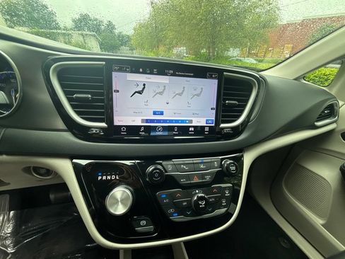 Used 2023 Chrysler Pacifica Touring-L FWD image 14
