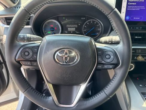 Used 2024 Toyota Venza XLE AWD/4WD image 11