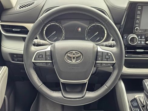 Used 2022 Toyota Highlander XLE AWD/4WD image 18