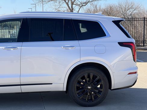 Used 2021 Cadillac XT6 Premium Luxury w/ LPO, ONYX Package image 6