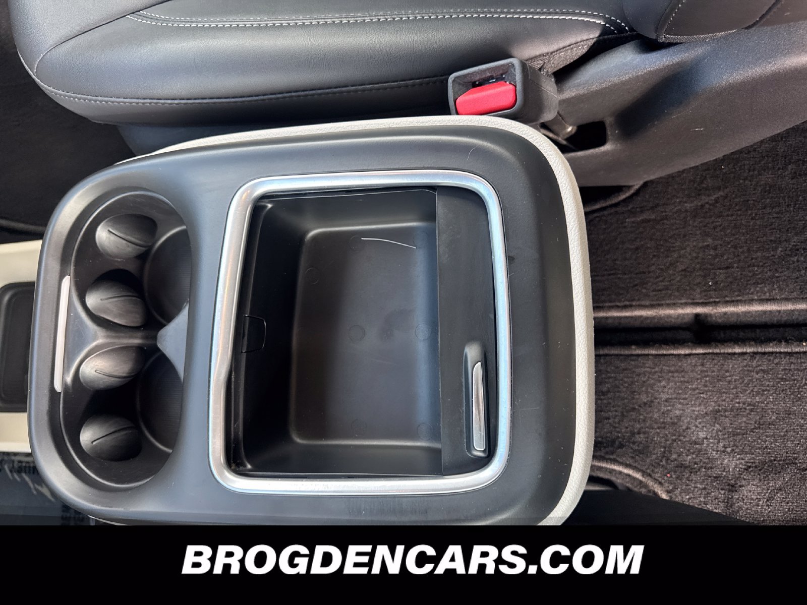 Used 2024 Chrysler Pacifica Touring-L FWD image 10