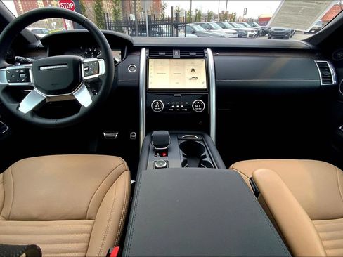 Certified 2025 Land Rover Discovery Dynamic SE AWD/4WD image 15