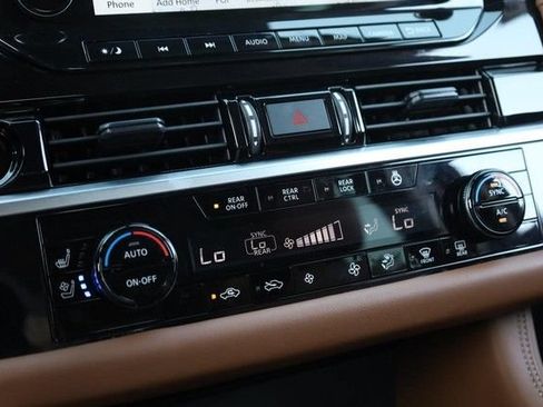 Certified 2025 Nissan Pathfinder Platinum FWD image 18