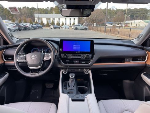 Used 2025 Toyota Grand Highlander AWD image 8