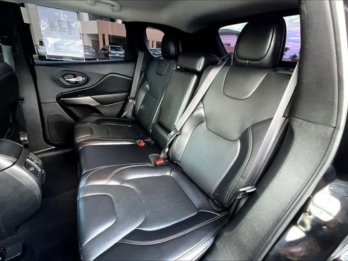 Used 2019 Jeep Cherokee Limited image 18