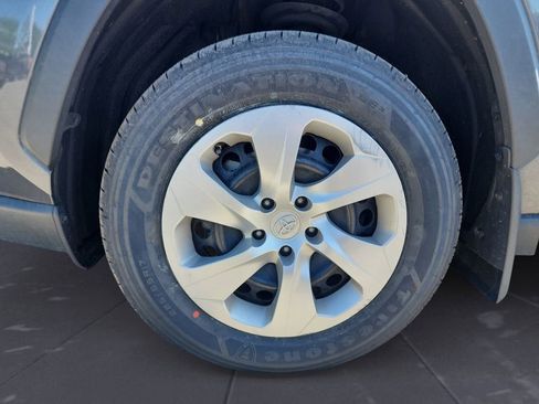 Used 2022 Toyota RAV4 LE AWD/4WD image 15