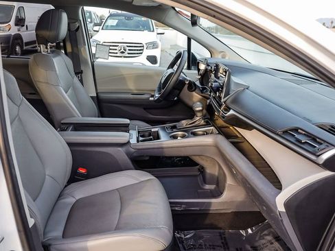 Used 2023 Toyota Sienna Limited image 20
