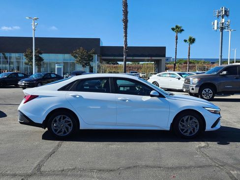 Used 2025 Hyundai Elantra Hybrid FWD image 8