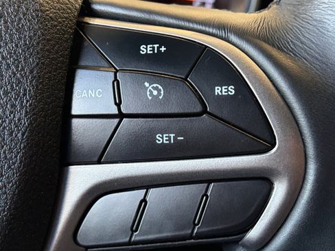 Used 2018 Jeep Grand Cherokee Limited AWD/4WD image 23