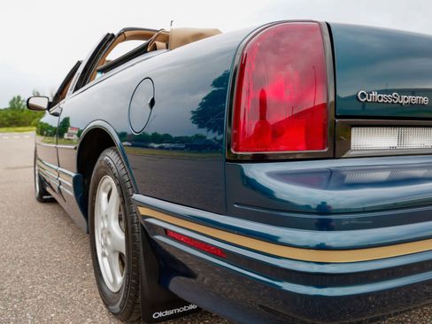 Used 1995 Oldsmobile Cutlass Supreme Convertible FWD image 33