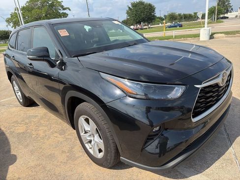 Used 2025 Toyota Highlander LE FWD image 6