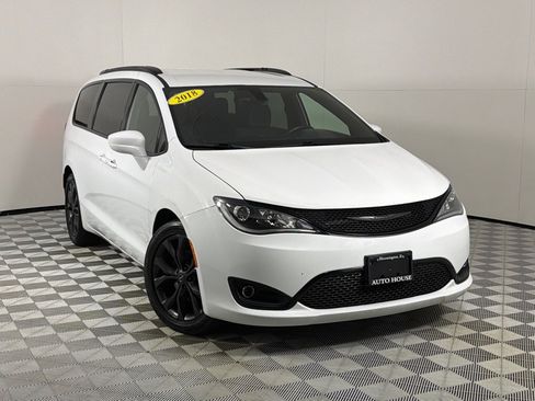 Used 2018 Chrysler Pacifica Touring Plus w/ S Appearance Package FWD image 2