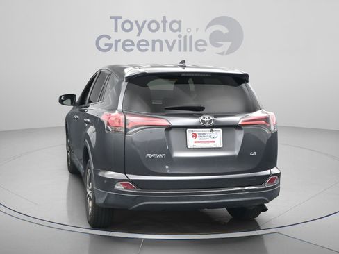 Used 2018 Toyota RAV4 LE FWD image 10