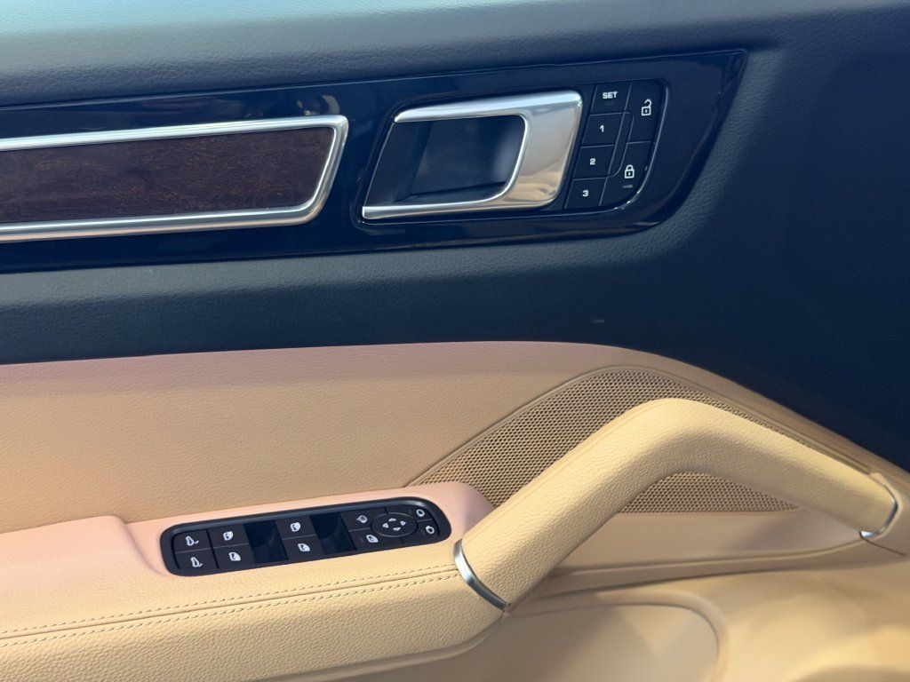 Certified 2023 Porsche Cayenne Platinum Edition AWD/4WD image 14