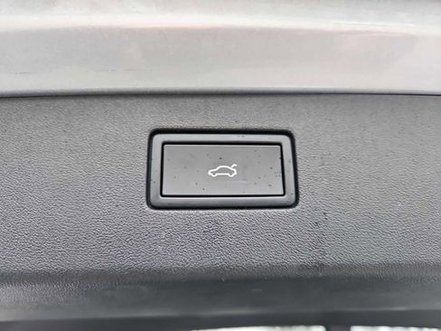 Used 2025 Volkswagen Tiguan SE AWD/4WD image 30