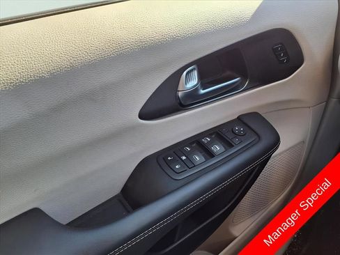 Used 2024 Chrysler Pacifica Touring-L FWD image 10