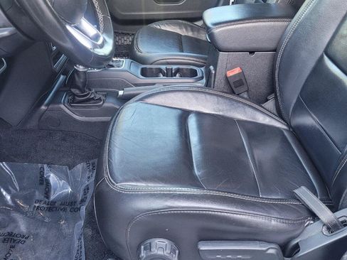Used 2018 Jeep Wrangler Unlimited Sahara AWD/4WD image 11