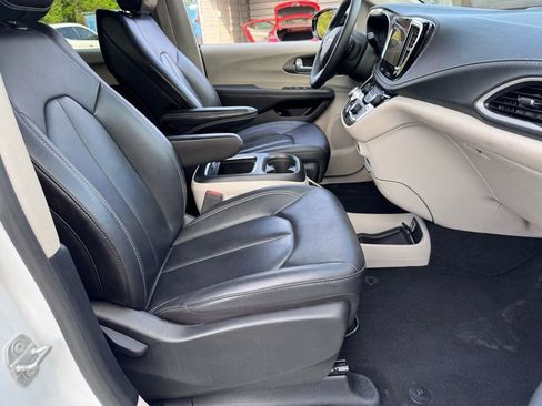 Used 2024 Chrysler Pacifica Limited FWD image 18