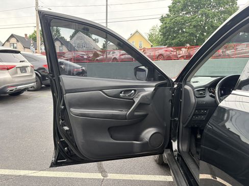 Used 2018 Nissan Rogue SV w/ Premium Package AWD/4WD image 12