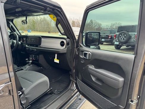 Used 2025 Jeep Wrangler Unlimited Sport AWD/4WD image 16