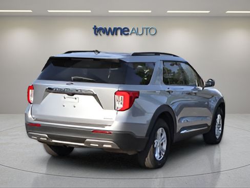 Used 2022 Ford Explorer XLT w/ Equipment Group 202A AWD/4WD image 7