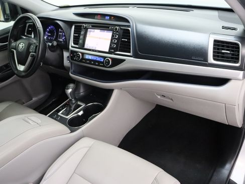 Used 2019 Toyota Highlander XLE FWD image 41