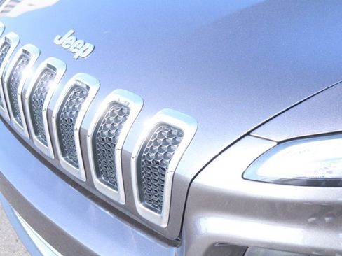 Used 2017 Jeep Cherokee Limited image 8