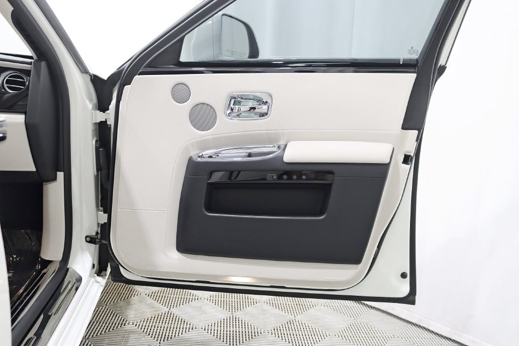 Used 2016 Rolls-Royce Ghost RWD image 39