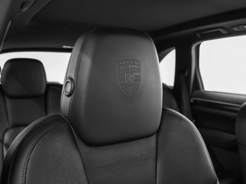 Certified 2018 Porsche Cayenne Platinum Edition image 23