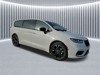 New 2026 Chrysler Pacifica Select video 2