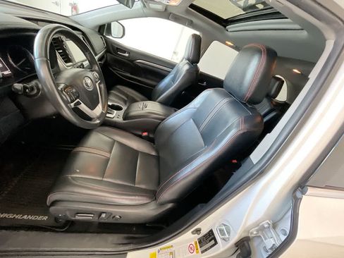 Used 2019 Toyota Highlander SE AWD/4WD image 11