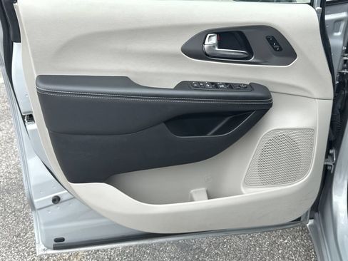 Used 2024 Chrysler Pacifica Touring-L FWD image 10