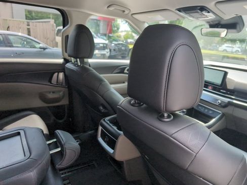 Used 2025 Kia Carnival FWD image 25