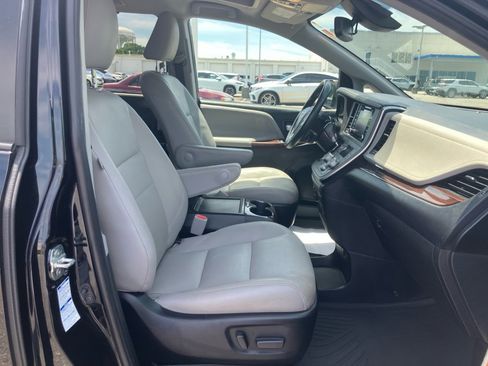 Used 2020 Toyota Sienna Limited Premium AWD/4WD image 32
